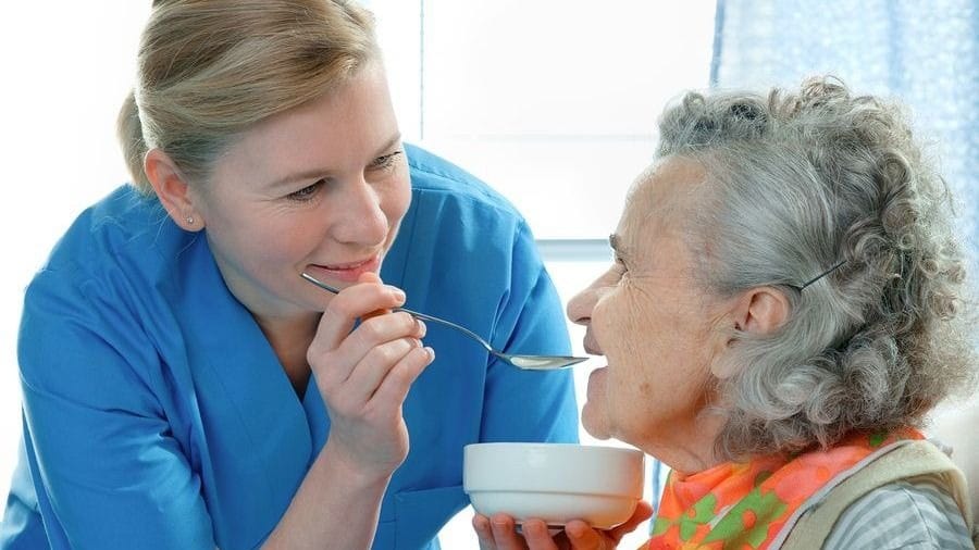 Tips and Advice for Enhancing Mealtime Experience for Individuals with Dementia